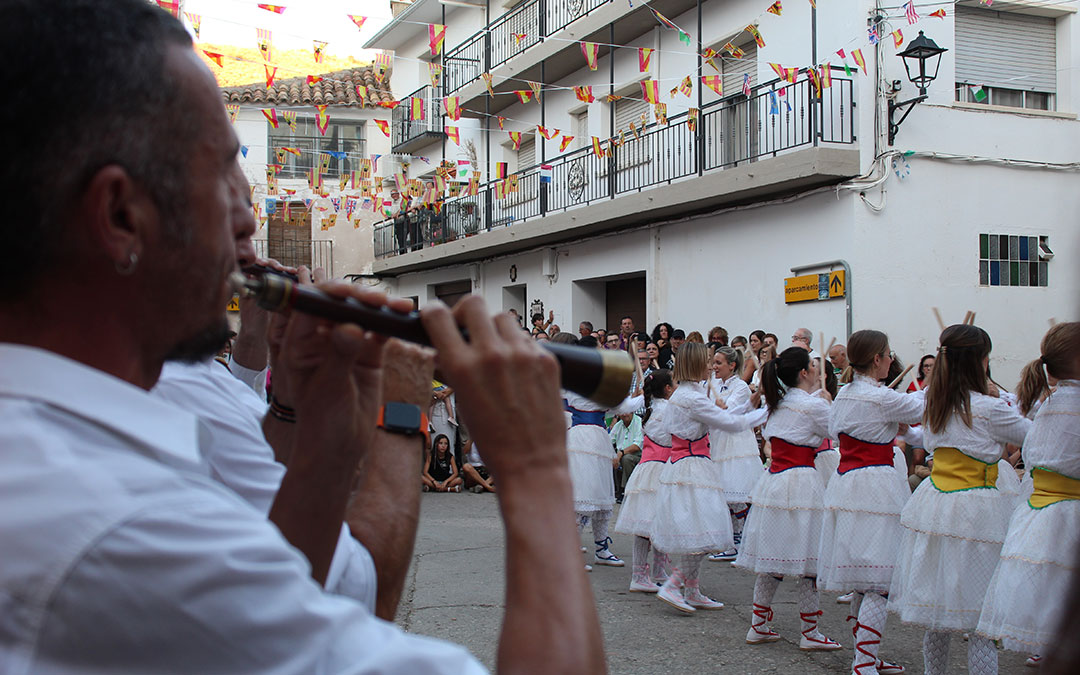 Urrea de Gaén vuelve a bailar su dance en el día de San Roque de 2024. / B. Severino