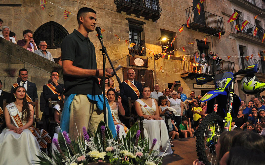 Guimerá accedió hasta el escenario a bordo de su motocicleta./ J.L.