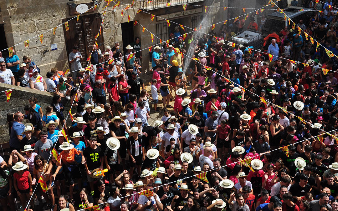 Chupinazo en Valderrobres./ J.L.