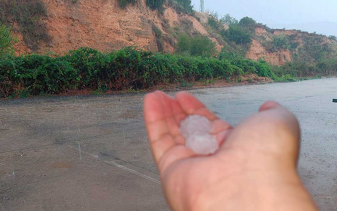 En Valderrobres el granizo ha alcanzado dimensiones considerables./ J.L.