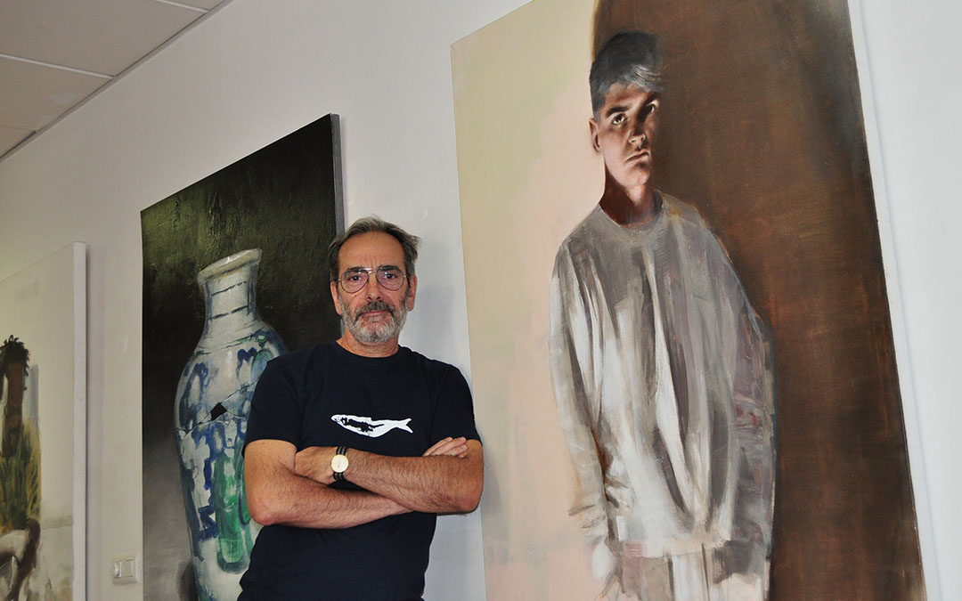 Luis Grañena junto a varias de sus obras en la Oficina de Turismo de Valderrobres./ J.L.