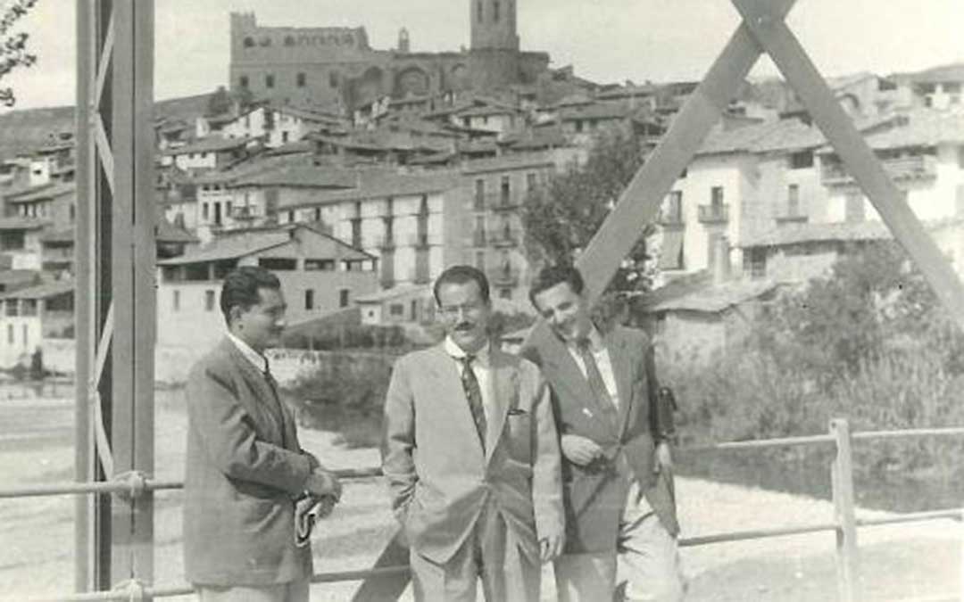 Los doctores Navarro Tafalla y el practicante Albiol en el puente de Hierro de Valderrobres./ F.V.P.