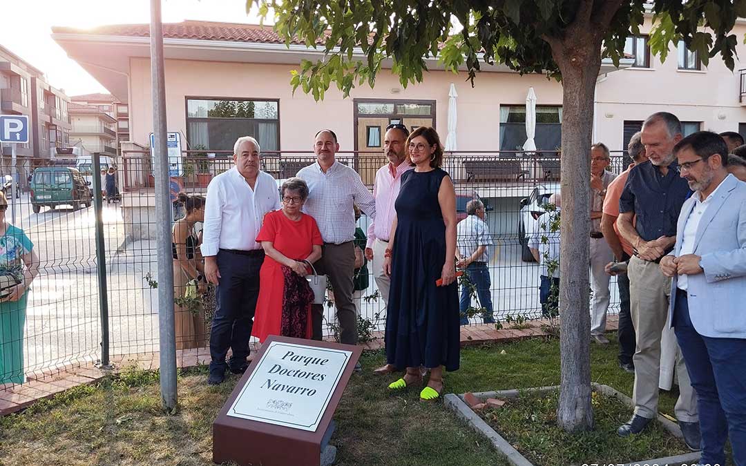 El parque situado junto al Centro de Salud de Valderrobres luce ya una placa en honor a los doctores Navarro./ F.V.P.