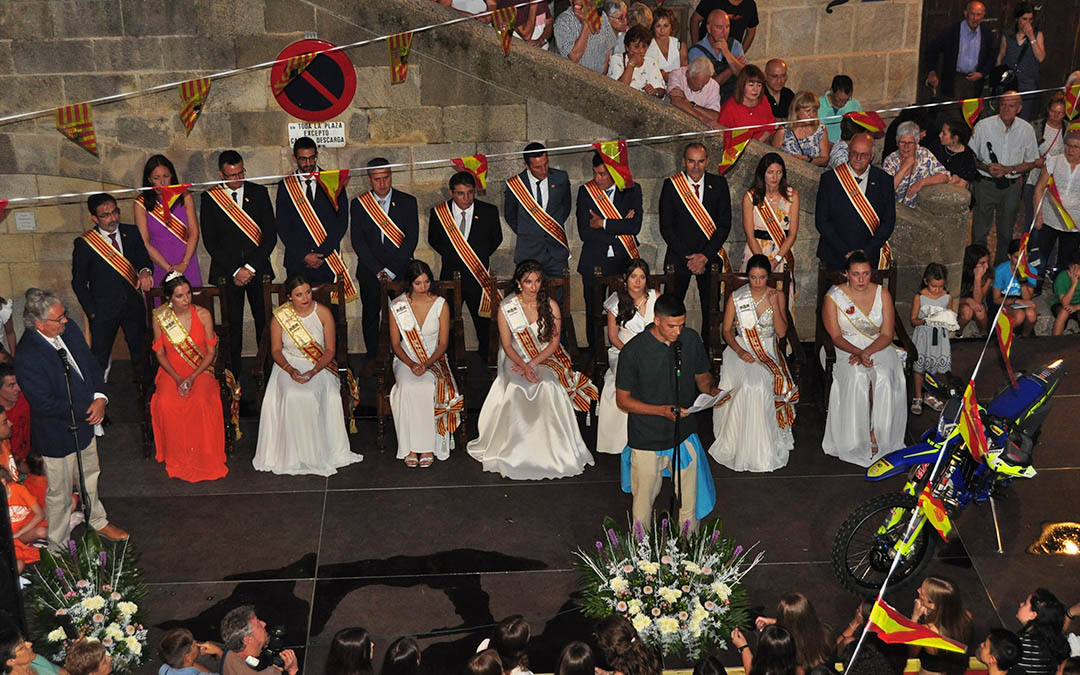 Foto de familia de las Reinas, Damas, corporación municipal y el pregonero, Raúl Guimerá./ J.L.
