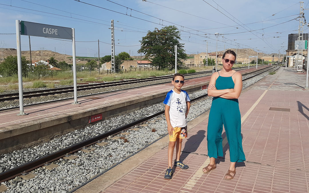 Valeria Torres y su hijastro Ángel Trelles en la estación de tren de Caspe. Ambos han sufrido incidencias en la línea esta semana./ V.T.