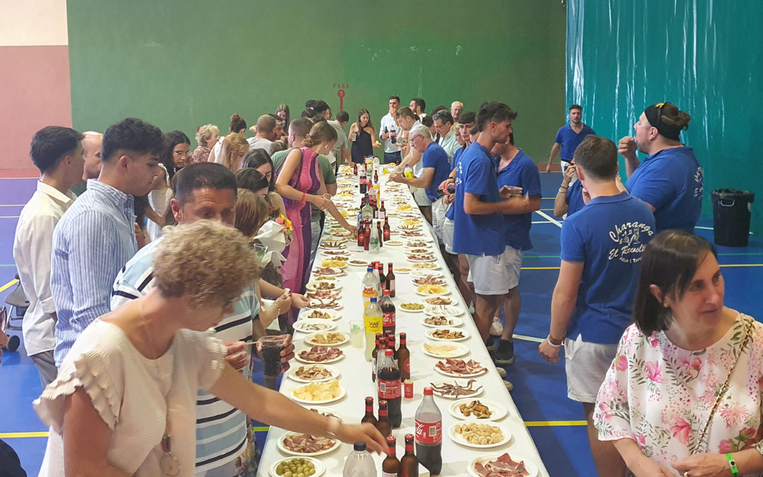 los chipranescos han bajado con la banda hasta el pabellón para disfrutar del tradicional vermut./ Claudio Rios