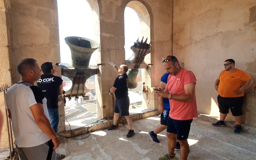 Volteo de campanas en lo alto del campanario de la iglesia. /Claudio Ríos