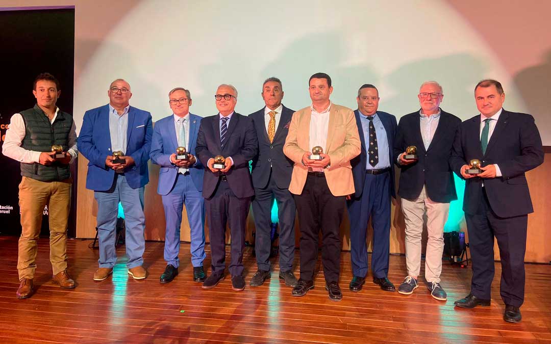 Los galardonados posan junto a sus reconocimientos con el presidente de la DOP, Samuel Sancho en el centro./ M.M.R.