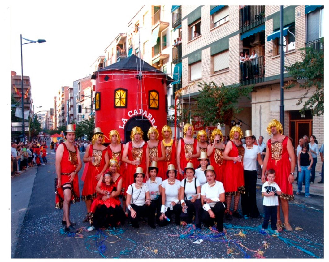Participan siempre en las carrozas y la de la cama matrimonial es la que más recuerdan. /Peña La Caparra