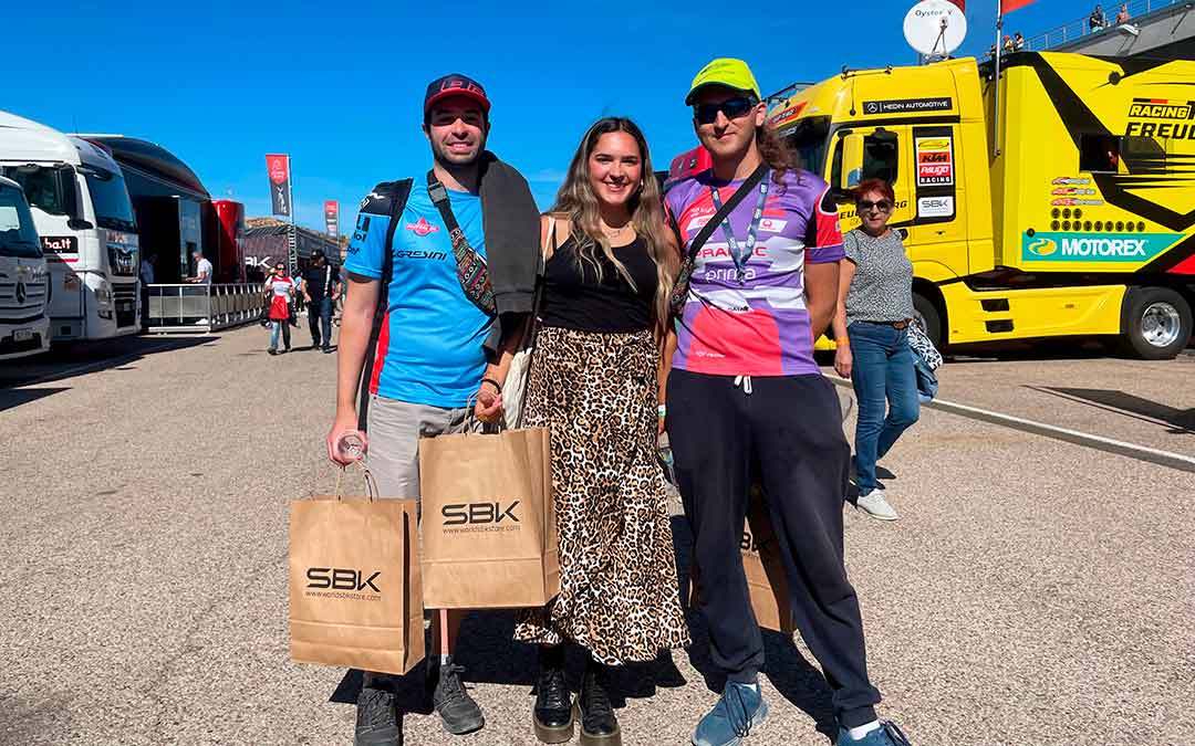 Un grupo de aficionados durante las carreras del domingo de Superbikes./ Sandra Jiménez