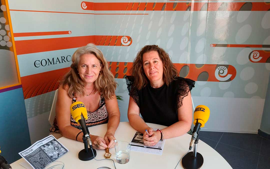 Pilar Ortiz y María José Quintana en los estudios de radio La Comarca./ M.B.