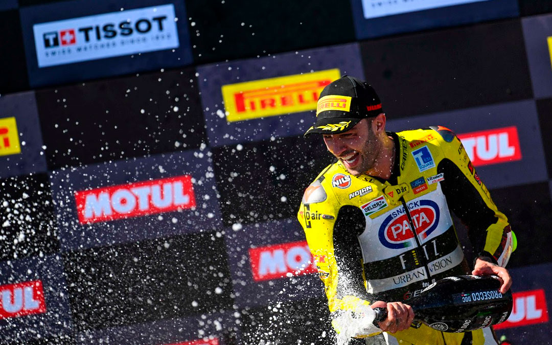 Imagen de Andrea Iannone celebrando su victoria en el Paddock Show./ Motorland Aragón