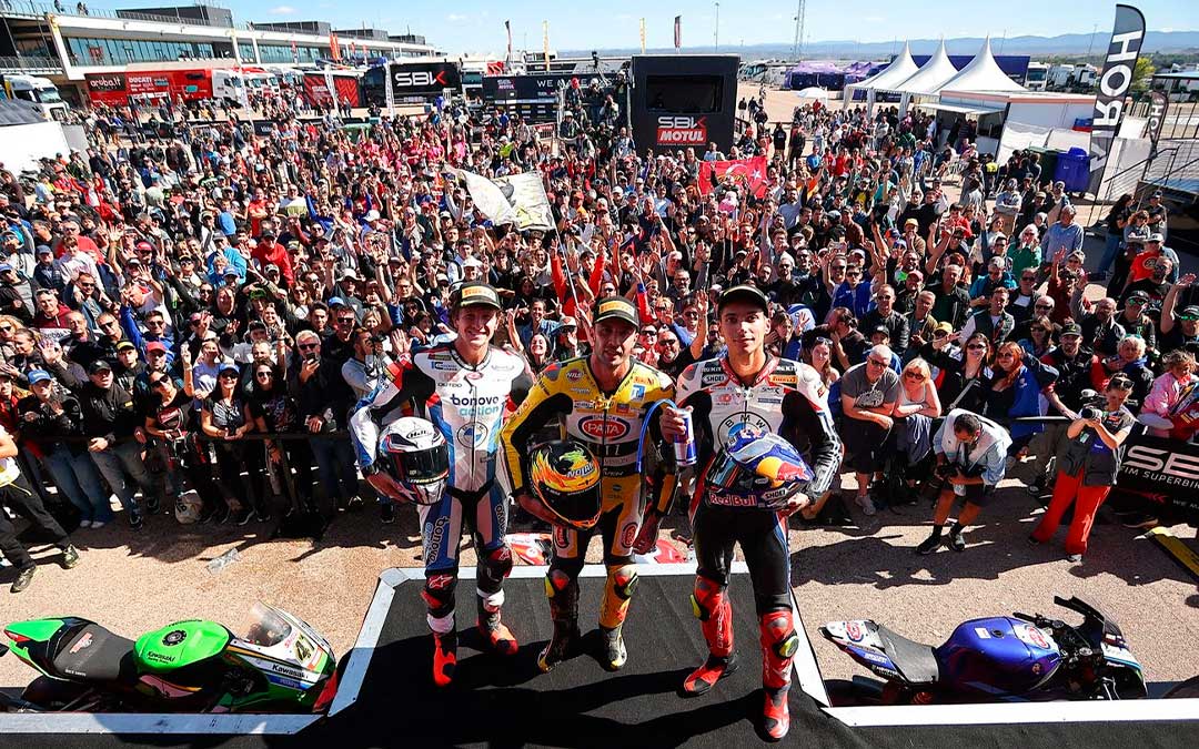 Imagen del Paddock Show celebrando el podio de Andrea Iannone, Toprak Razgatlioglu y Garrett Gerloff./ Imagen cedida por WorldS