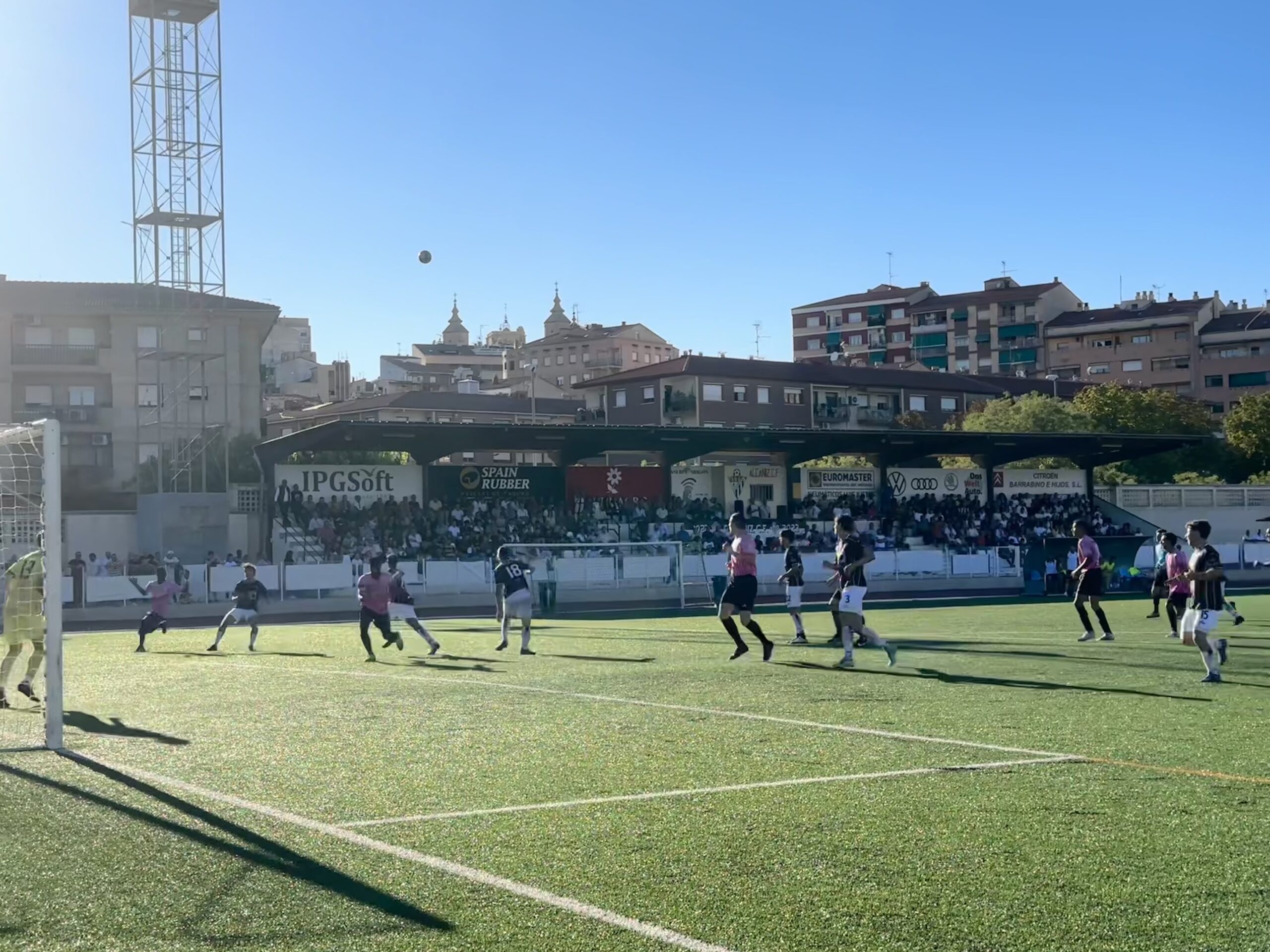 Instante del derbi alcañizano entre el Alcañiz C.F. y el Sportin Alcañiz C.F. este domingo./ C.O.