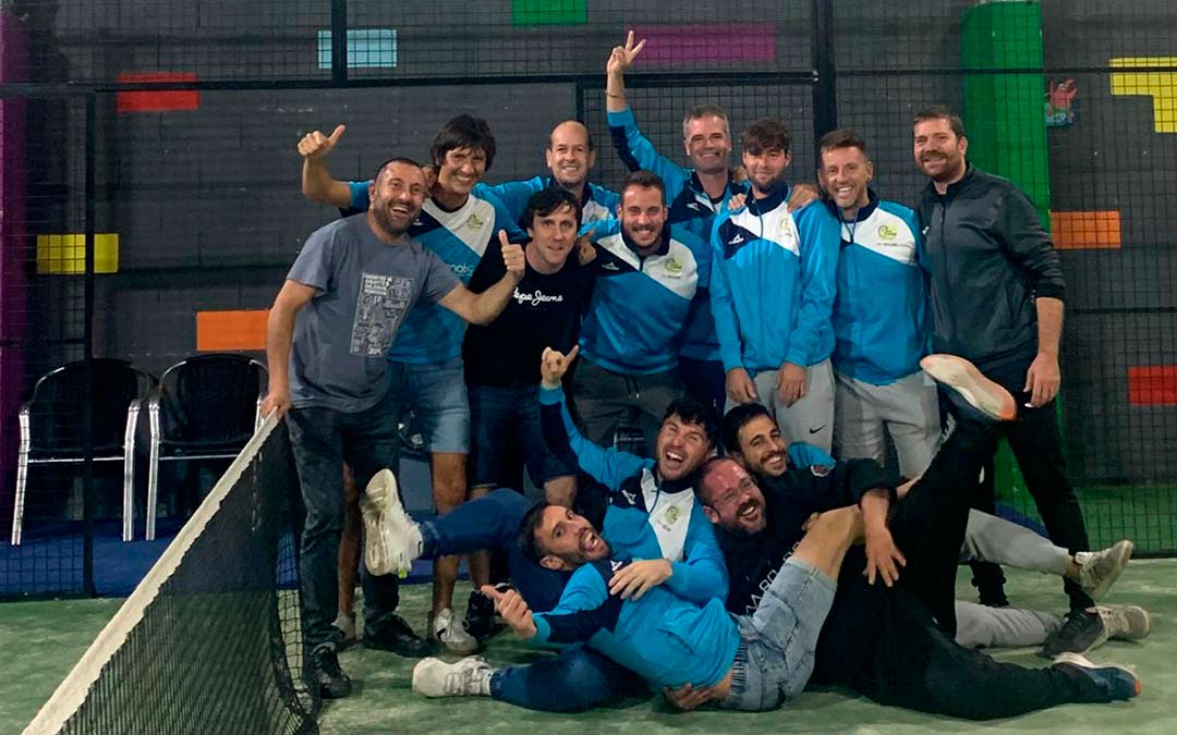 Los jugadores del Alternatic Pádel Crindoor celebrando la victoria. / Club Alternatic Pádel Crindoor