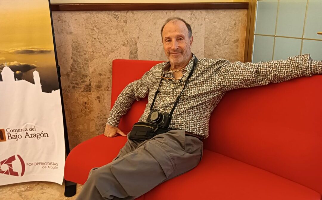 El fotoperiodista Tino Soriano en el hall del Teatro de Alcañiz./ J.L.