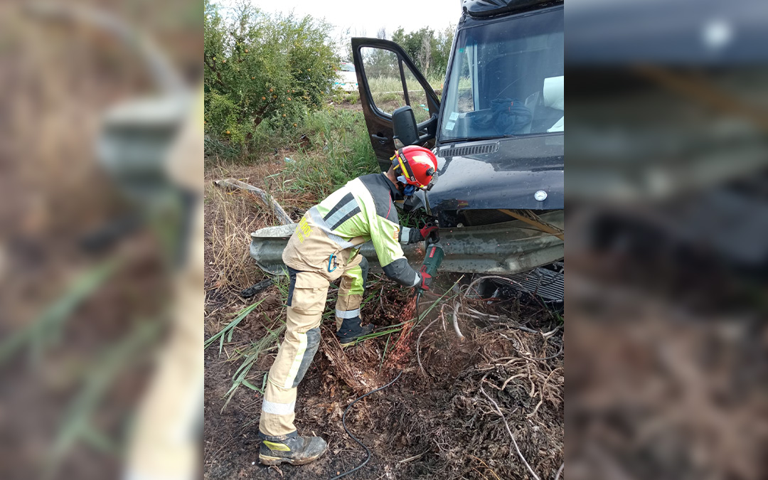 El accidente se ha producido en la N-232, a la altura del cruce de Híjar con Albalate del Arzobispo y Urrea de Gaén./ Bomberos DPT