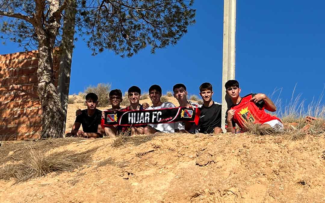 Los aficionados del Híjar F.C. llenaron las inmediaciones del campo de fútbol de La Val./ A.F.