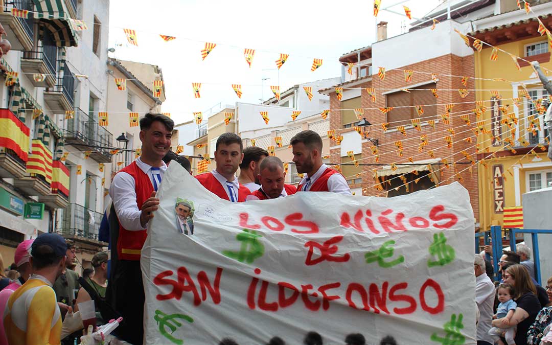 Desfile de carrozas 2024 en Albalate del Arzobispo. / B. Severino