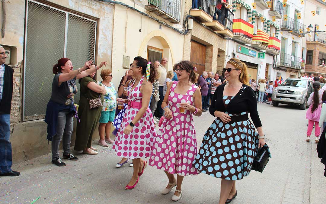 Desfile de carrozas 2024 en Albalate del Arzobispo. / B. Severino