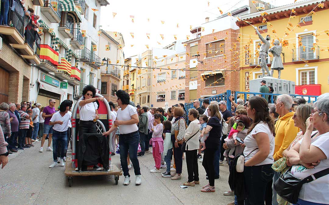 Desfile de carrozas 2024 en Albalate del Arzobispo. / B. Severino