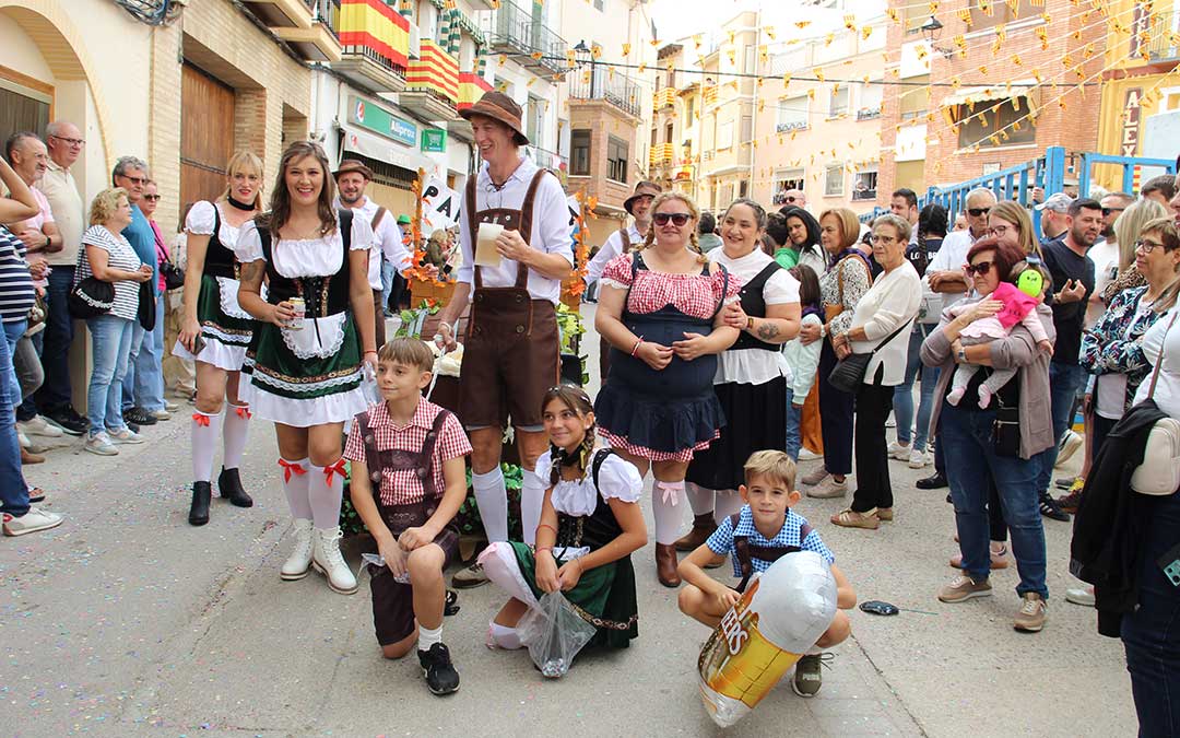 Desfile de carrozas 2024 en Albalate del Arzobispo. / B. Severino