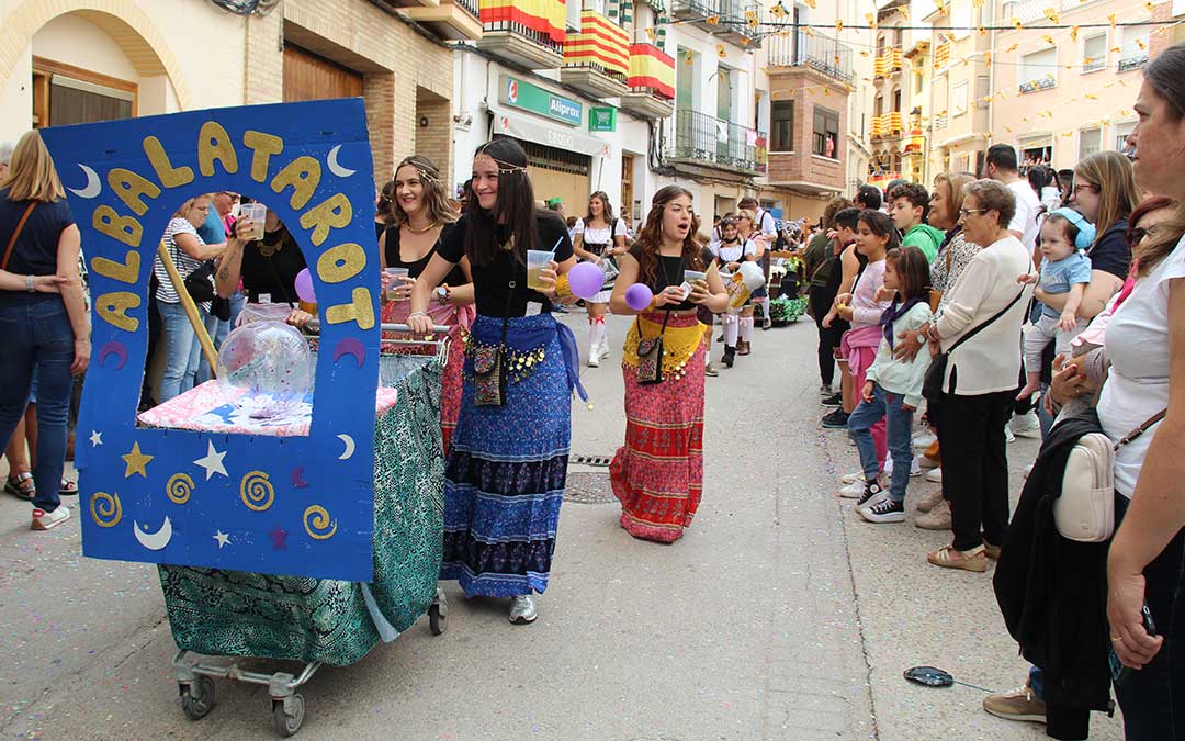 Desfile de carrozas 2024 en Albalate del Arzobispo. / B. Severino