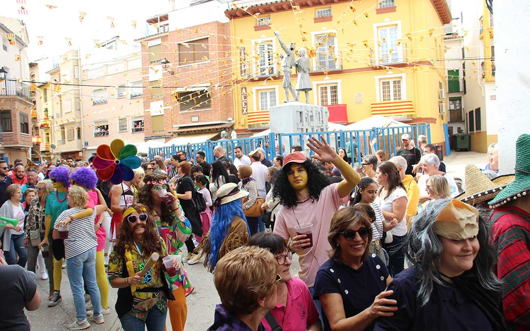 Desfile de carrozas 2024 en Albalate del Arzobispo. / B. Severino