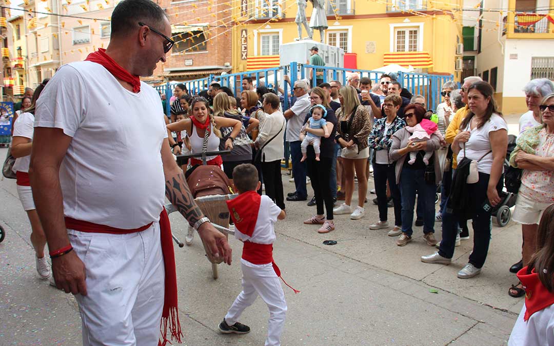 Desfile de carrozas 2024 en Albalate del Arzobispo. / B. Severino