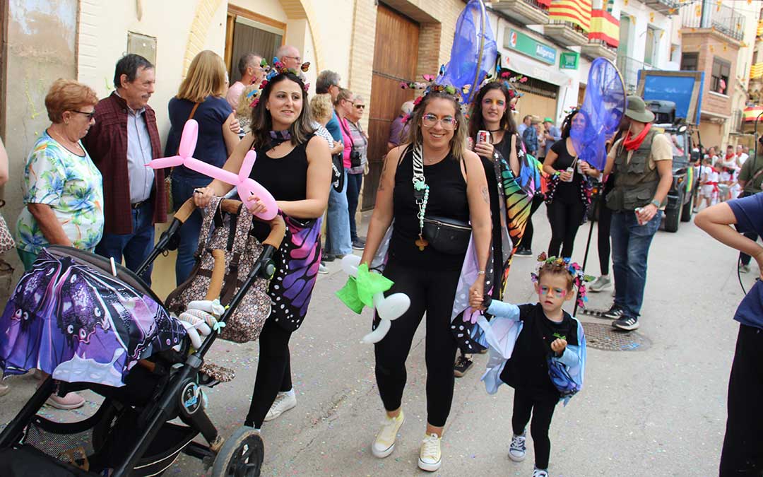 Desfile de carrozas 2024 en Albalate del Arzobispo. / B. Severino
