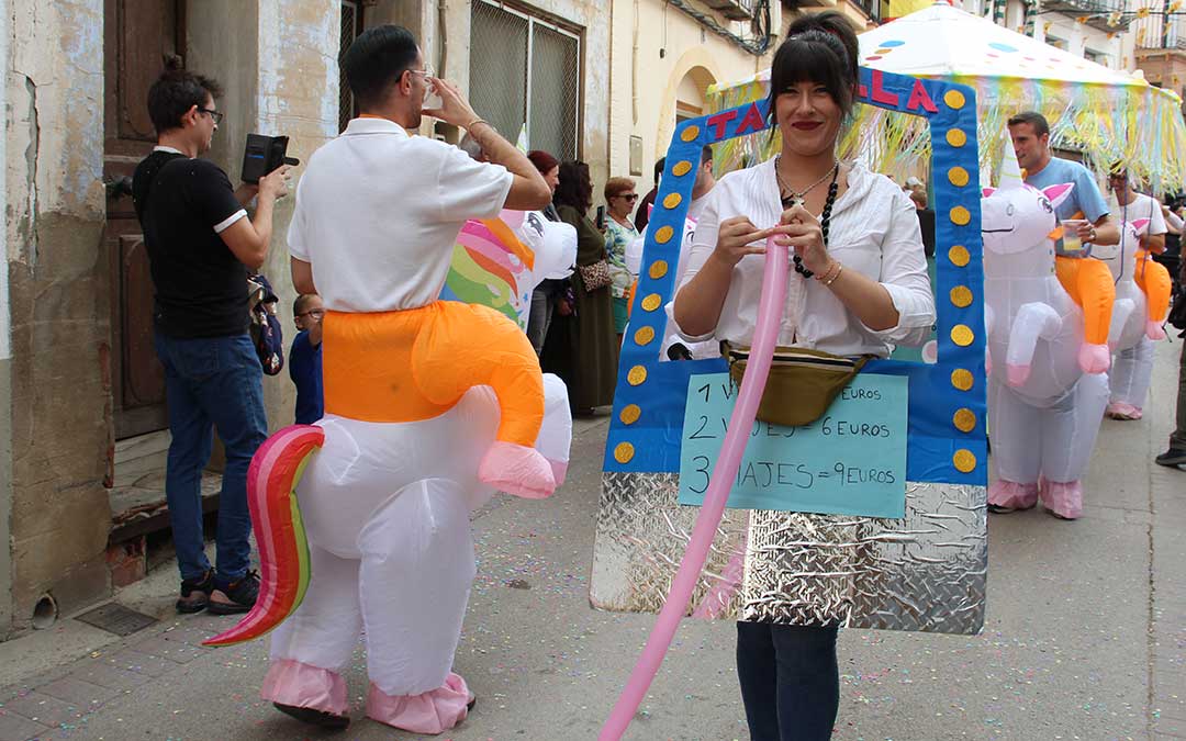 Desfile de carrozas 2024 en Albalate del Arzobispo. / B. Severino