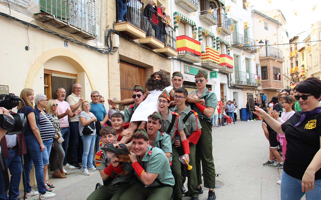 Desfile de carrozas 2024 en Albalate del Arzobispo. / B. Severino