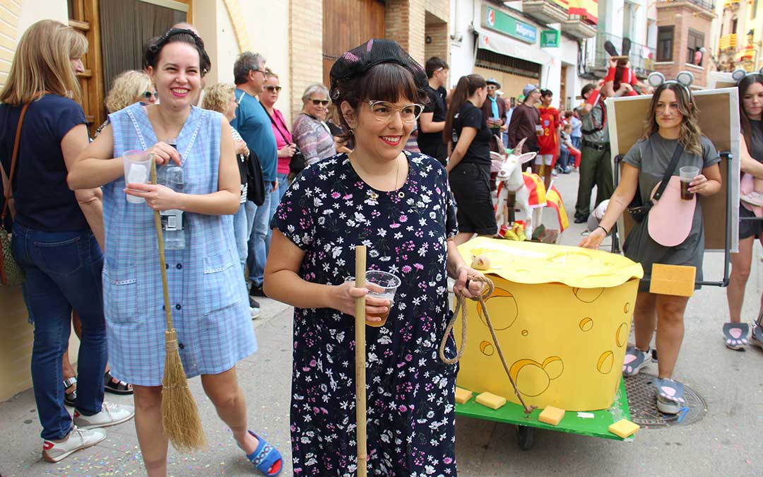 Desfile de carrozas 2024 en Albalate del Arzobispo. / B. Severino