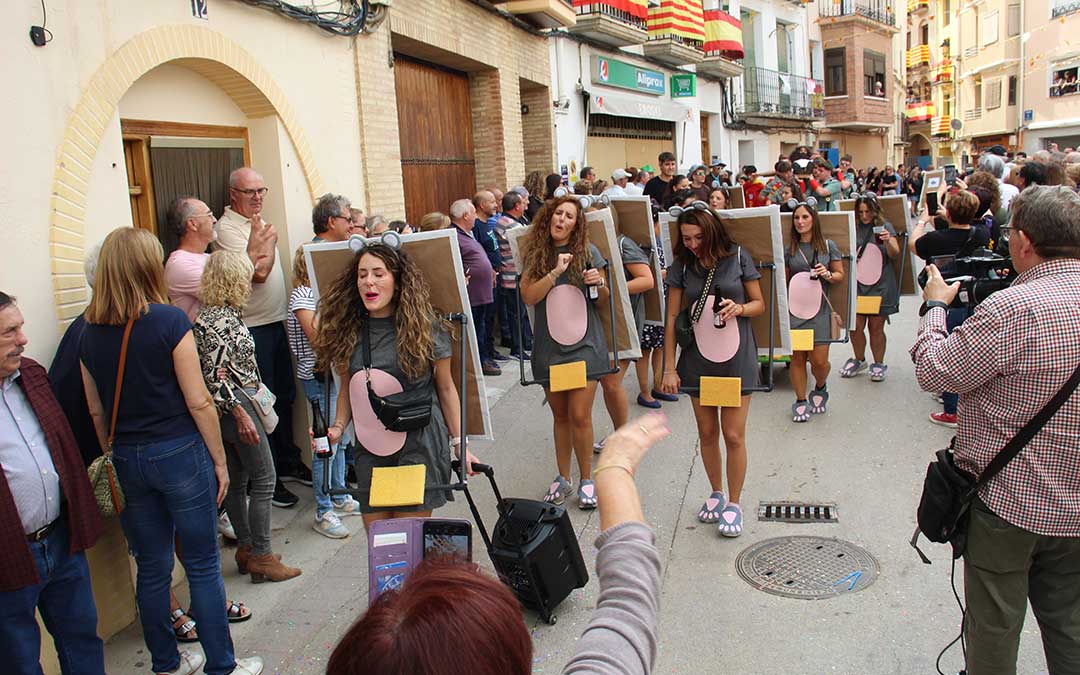 Desfile de carrozas 2024 en Albalate del Arzobispo. / B. Severino