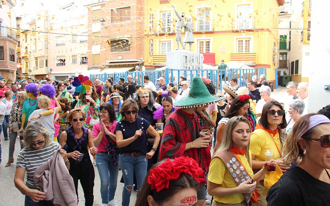 Desfile de carrozas 2024 en Albalate del Arzobispo. / B. Severino