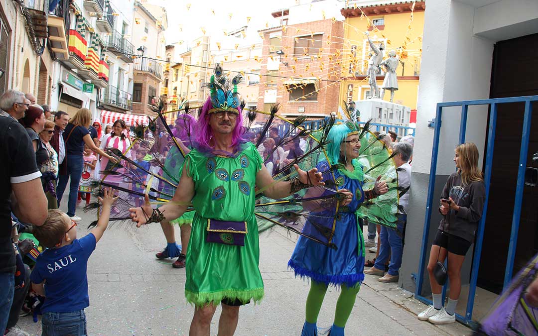 Desfile de carrozas 2024 en Albalate del Arzobispo. / B. Severino
