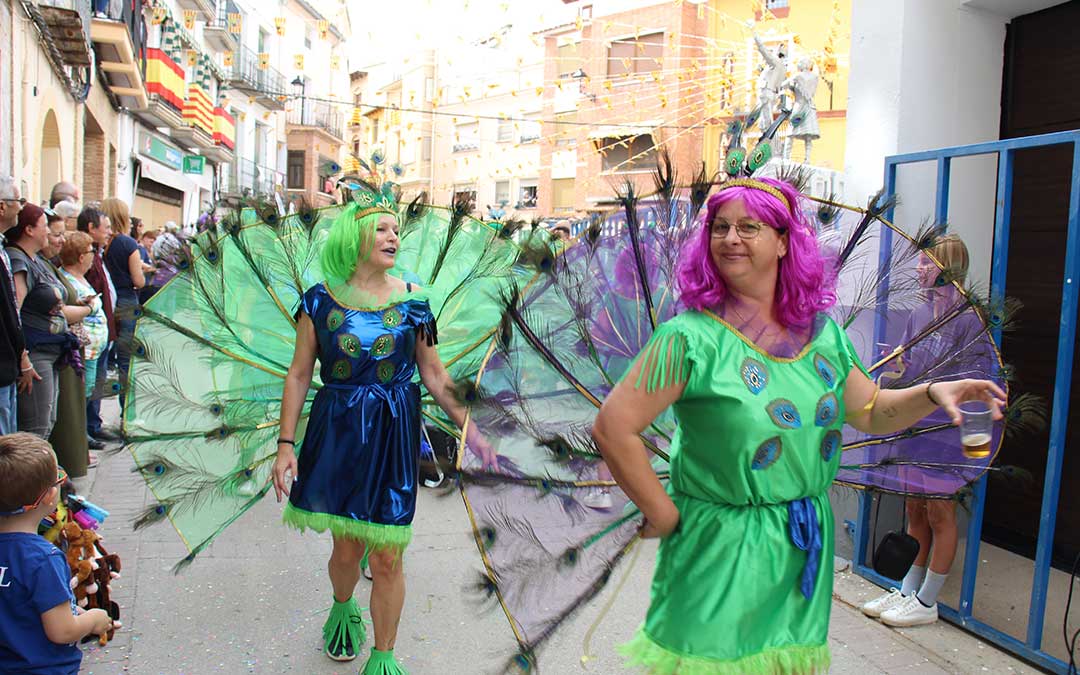 Desfile de carrozas 2024 en Albalate del Arzobispo. / B. Severino