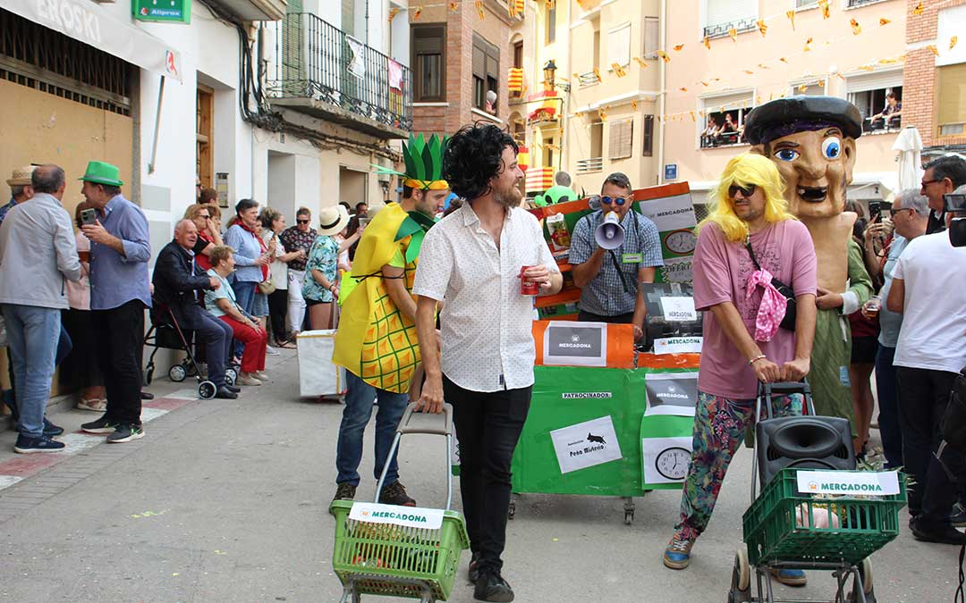 Desfile de carrozas 2024 en Albalate del Arzobispo. / B. Severino
