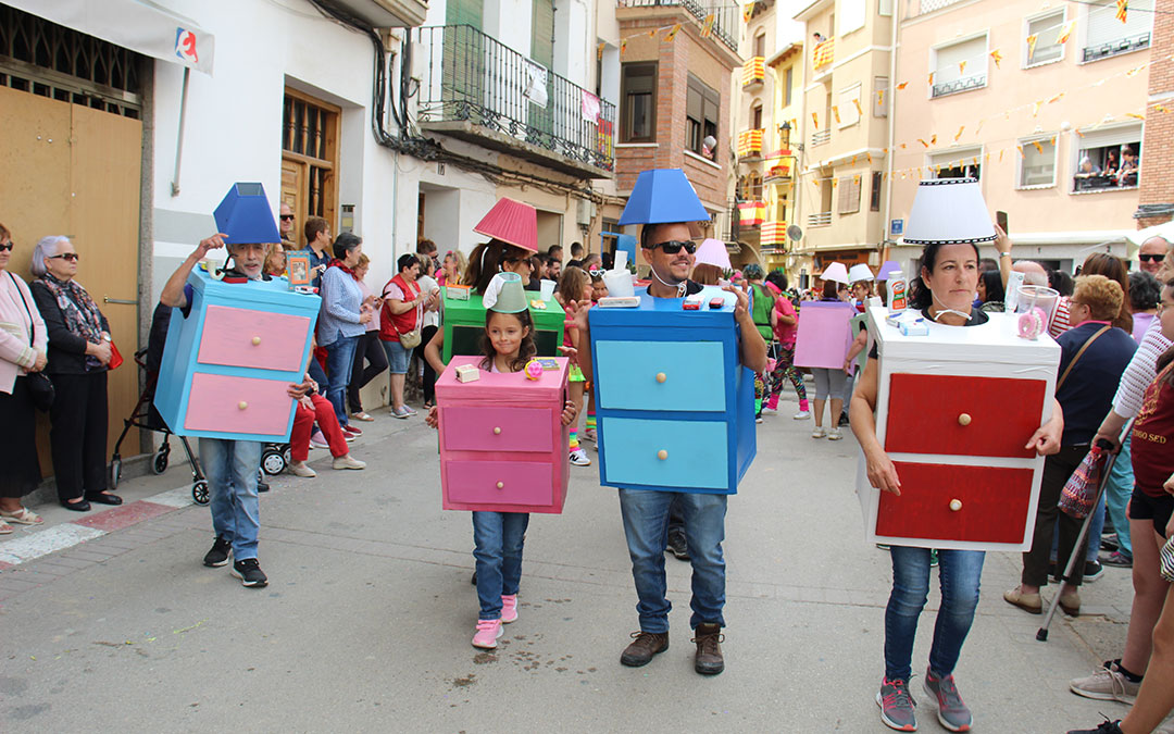 Desfile de carrozas 2024 en Albalate del Arzobispo. / B. Severino