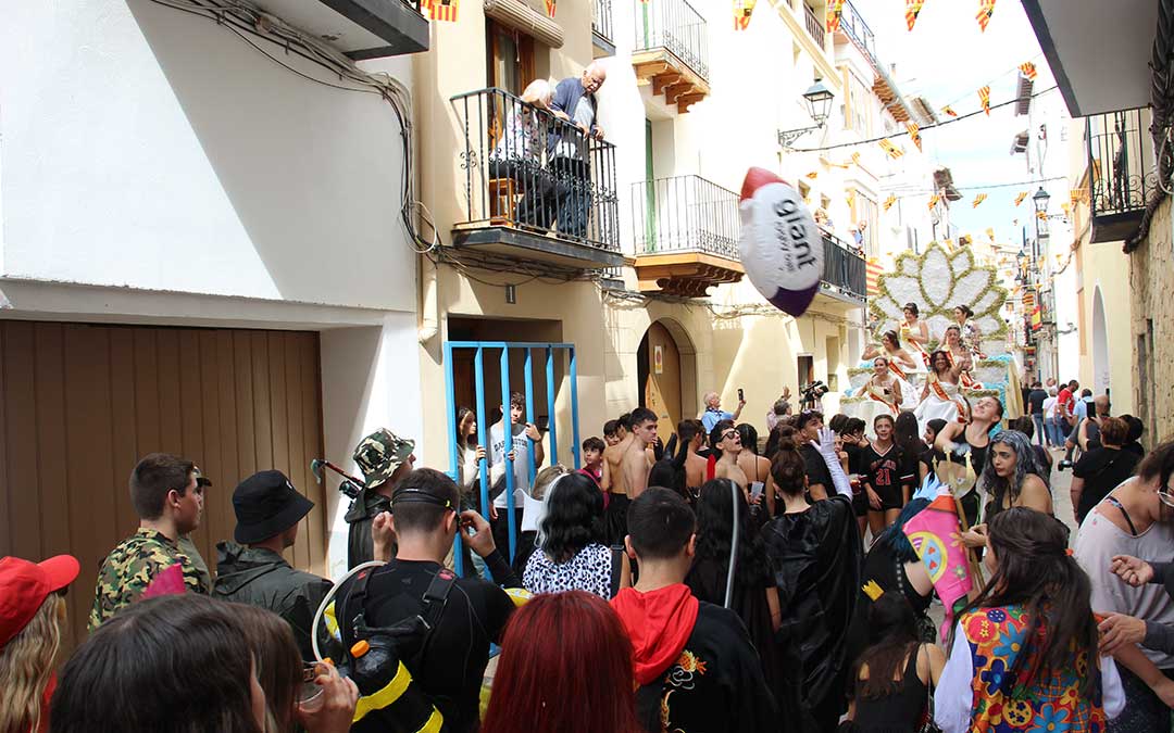 Desfile de carrozas 2024 en Albalate del Arzobispo. / B. Severino