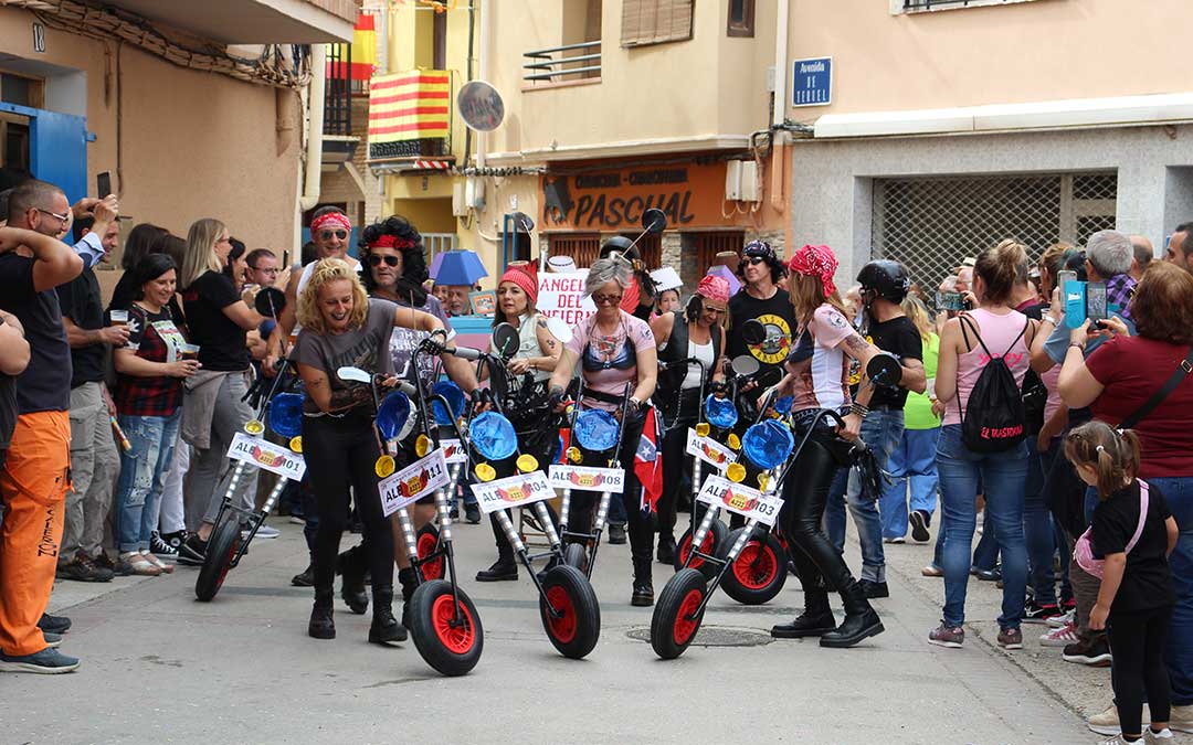 Desfile de carrozas 2024 en Albalate del Arzobispo. / B. Severino