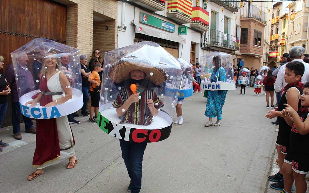 Desfile de carrozas 2024 en Albalate del Arzobispo. / B. Severino