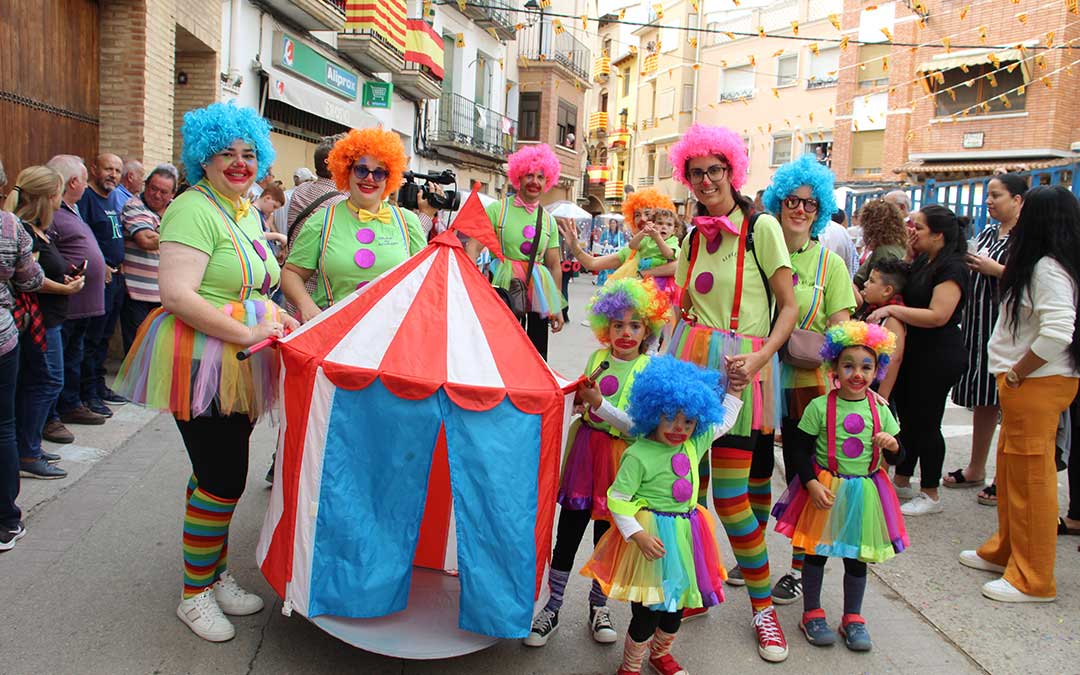 Desfile de carrozas 2024 en Albalate del Arzobispo. / B. Severino