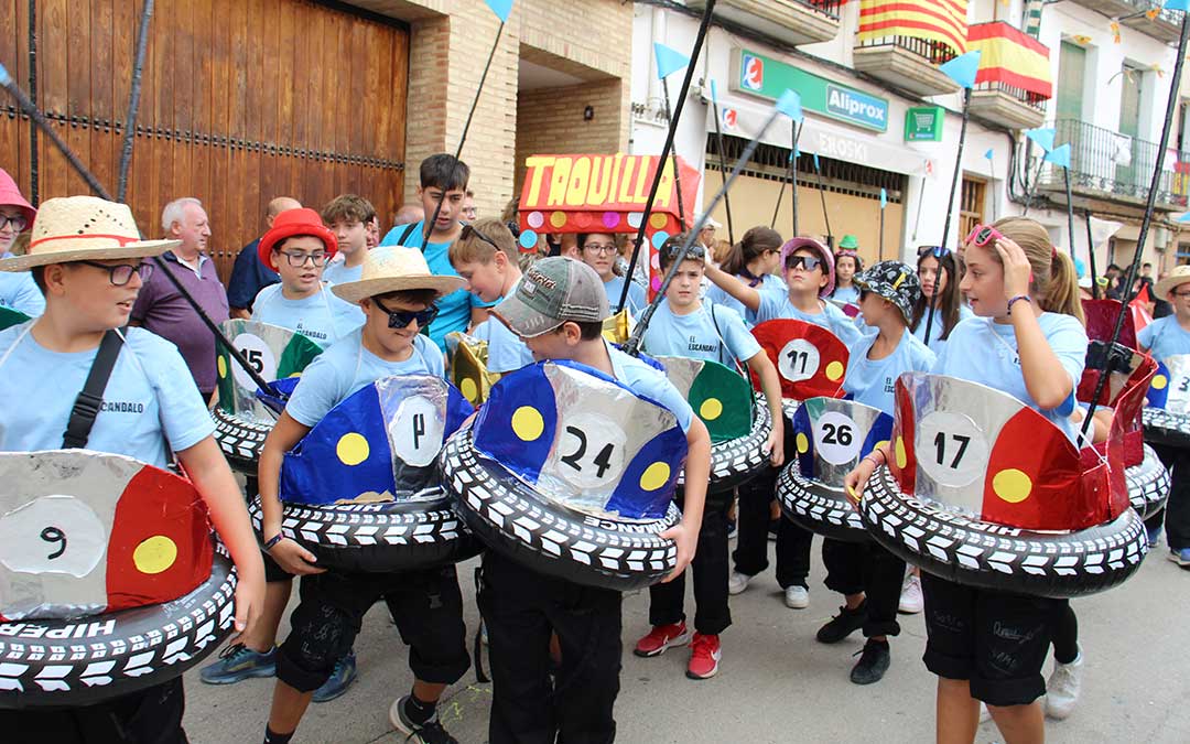 Desfile de carrozas 2024 en Albalate del Arzobispo. / B. Severino
