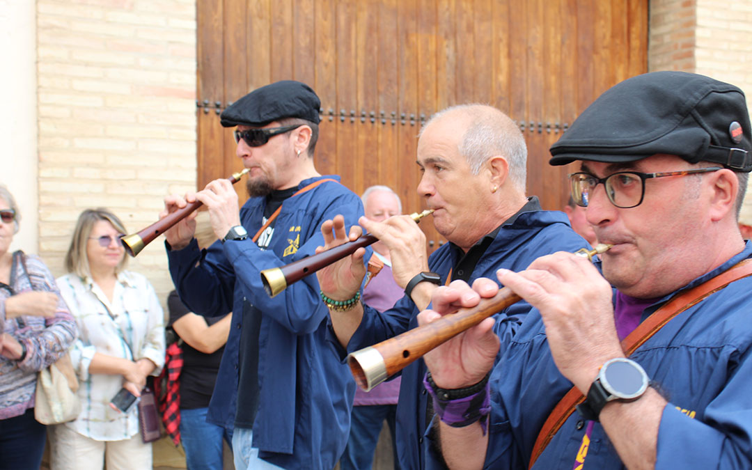 Las dulzainas abriendo el desfile de carrozas de Albalate. / B. Severino