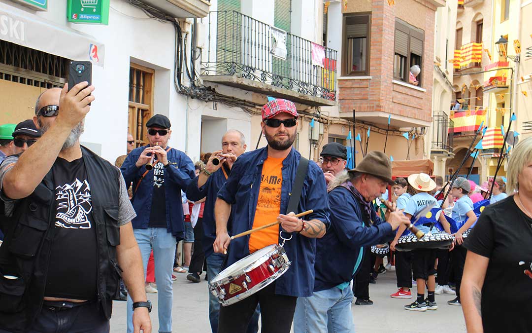Las dulzainas abriendo el desfile de carrozas de Albalate. / B. Severino
