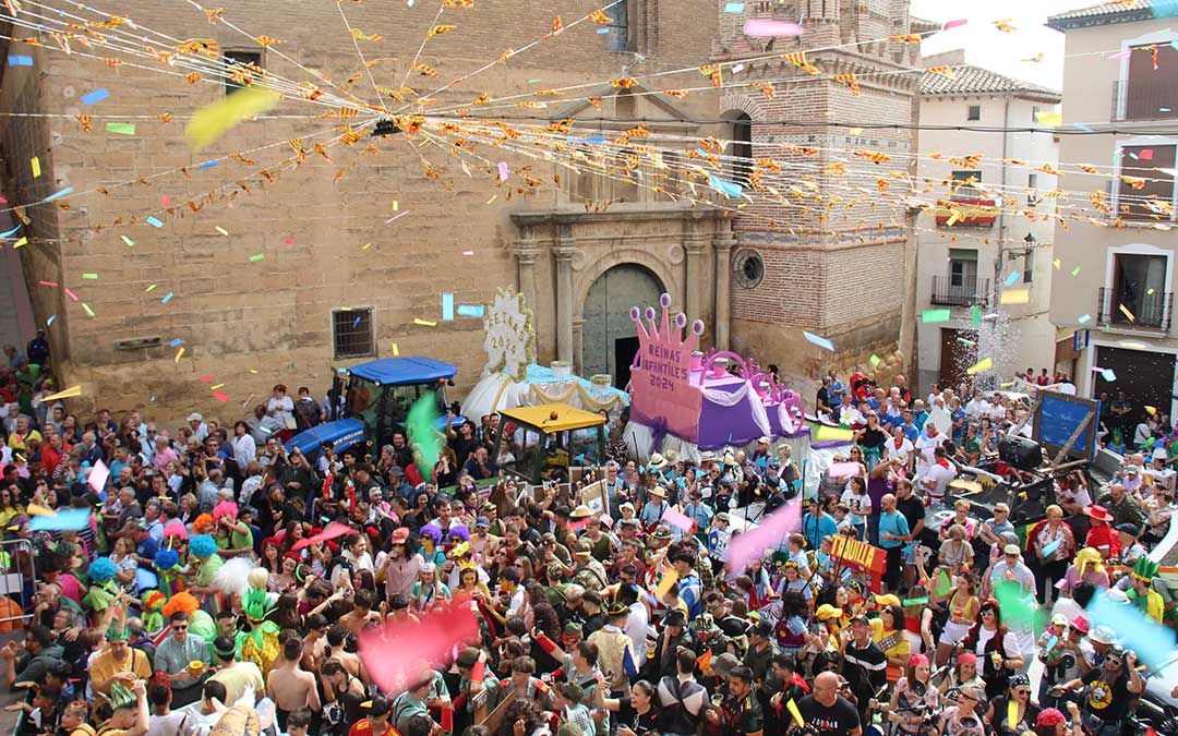 Estallido festivo en Albalate del Arzobispo en el chupinazo. / B. Severino