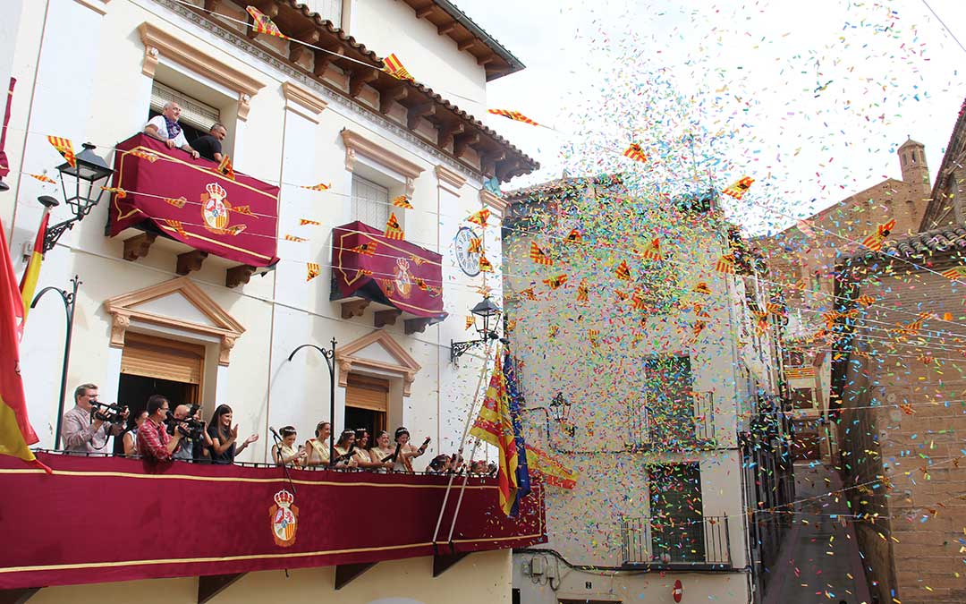 Estallido festivo en Albalate del Arzobispo en el chupinazo. / B. Severino