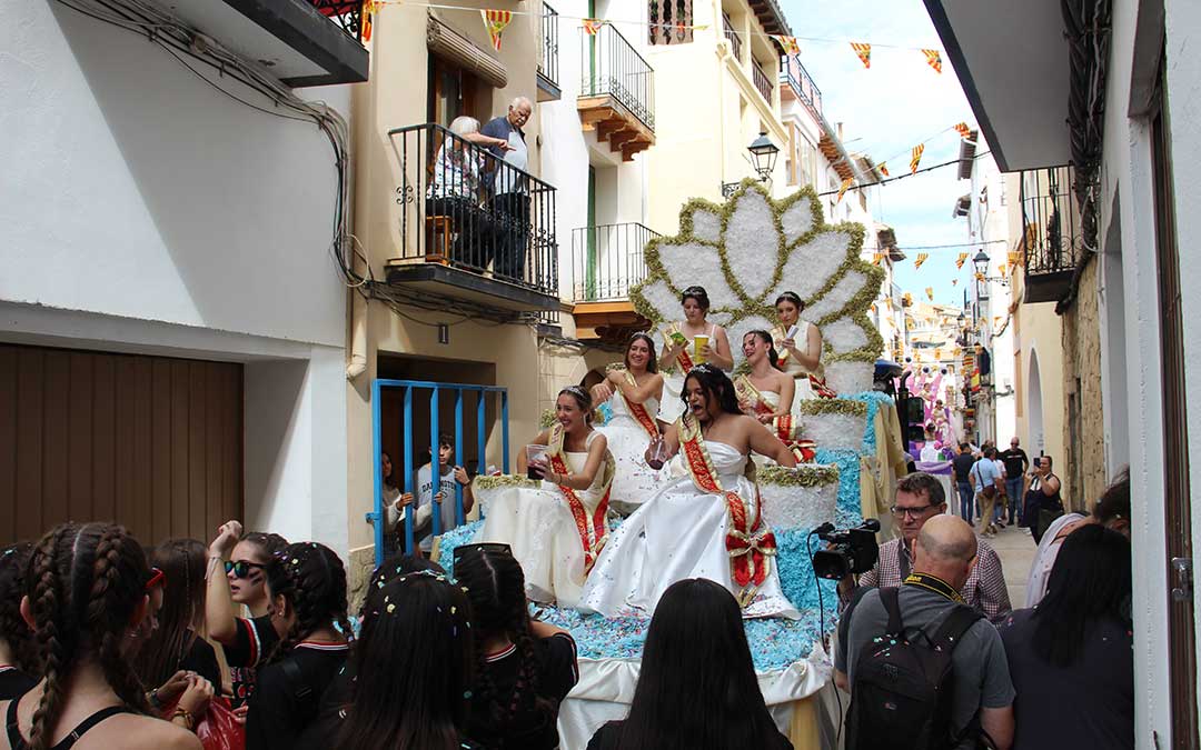 Desfile de carrozas 2024 en Albalate del Arzobispo. / B. Severino
