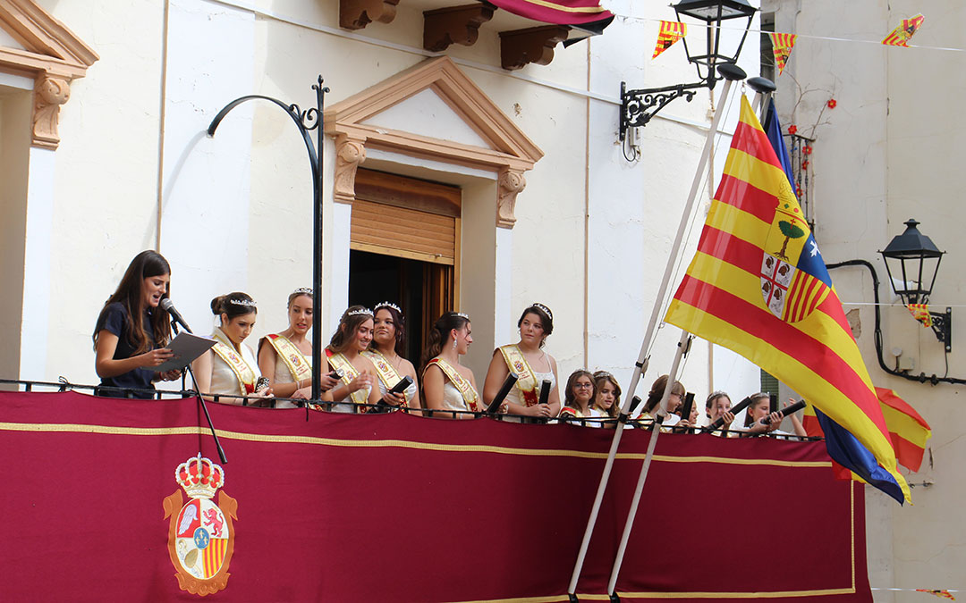 La alcaldesa, Celia Trullén, se dirigió a sus vecinos con las reinas esperando a lanzar los confeti. / B. Severino